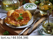 Цветная капуста в кляре с белым острым соусом. Стоковое фото, фотограф Марина Володько / Фотобанк Лори