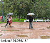 Heavy rain in Alexander Garden in center of St. Petersburg, Russia (2024 год). Редакционное фото, фотограф Валерия Попова / Фотобанк Лори