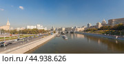 Вид на Москва-реку с моста Богдана Хмельницкого в Москве. Редакционное фото, фотограф Владимир Чинин / Фотобанк Лори