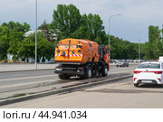 Специальная техника, машина на шасси автомобиля КАМАЗ для полива и уборки улиц водой под высоким давлением. Волгоград, Центральная набережная, Россия (2024 год). Редакционное фото, фотограф Андрей Цыганков / Фотобанк Лори