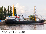 Vintage fishing boat SRT-129 with black hull and white superstructure (2021 год). Редакционное фото, фотограф EugeneSergeev / Фотобанк Лори