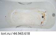 Process of cleaning the bathtub from dirt. The process before and after cleaning the dirty bath bowl, time lapse. Стоковое видео, видеограф Андрей Журавлев / Фотобанк Лори