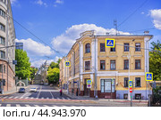 Дом причта храма Николая в Воробине, улица Воронцово Поле, Яузский бульвар, Москва (2023 год). Стоковое фото, фотограф Baturina Yuliya / Фотобанк Лори