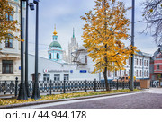 Колокольня Троицкой церкви в Серебряниках и высотка на Котельнической, Яузский бульвар, Москва (2023 год). Редакционное фото, фотограф Baturina Yuliya / Фотобанк Лори