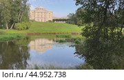 PAVLOVSK, SAINT PETERSBURG, RUSSIA - September 14, 2024: Video of Pavlovsk Palace - summer residence of Emperor Paul I on sunny day. Beautiful landscape with reflection of palace in Slovyanka river. Редакционное видео, видеограф Виктория Катьянова / Фотобанк Лори