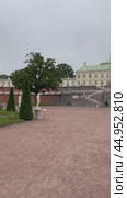 LOMONOSOV, SAINT PETERSBURG, RUSSIA - September 16, 2024: Vertical panoramic video of Grand Menshikov Palace and beautiful regular ornamental Lower Garden in Oranienbaum Park on summer day. Famous city landmark. Редакционное видео, видеограф Виктория Катьянова / Фотобанк Лори