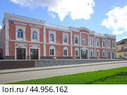 Торговый центр в центре города Бронницы, Московская область. Солнечный весенний день. (2024 год). Стоковое фото, фотограф Александр Кузнецов / Фотобанк Лори