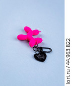 Funny pink dog keychain on desk with stationery. Стоковое фото, фотограф Виталий Сова / Фотобанк Лори