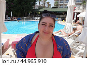 Роскошная женщина у бассейна на курорте. Luxurious woman by the pool at the resort. Стоковое фото, фотограф Юрий Пуликов / Фотобанк Лори