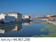 Вид на Раушскую набережную и Большой Москворецкий мост через Москву-реку, Россия (2024 год). Редакционное фото, фотограф Елена Коромыслова / Фотобанк Лори