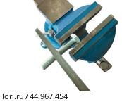Голубые тиски на белом фоне. Blue vise on a white background. Стоковое фото, фотограф Татьяна Д / Фотобанк Лори