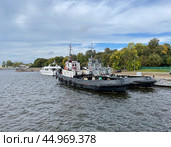 Рейдовые буксиры проекта 04985, РБ-98, РБ-327. Катер "Буревестник". Петровская пристань, Кронштадт. Редакционное фото, фотограф Щеголева Ольга / Фотобанк Лори