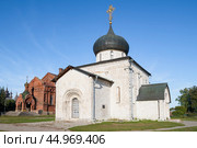 Вид на собор Георгия Победоносца (1230-1234 гг) солнечным сентябрьским днем. Юрьев-Польский, Владимирская область. Стоковое фото, фотограф Виктор Карасев / Фотобанк Лори