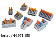 Соединители проводов без пайки на белом фоне. Push-wire connector  on white background. Стоковое фото, фотограф Татьяна Д / Фотобанк Лори