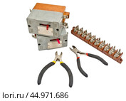 Электрические защитные автоматы, кусачки, клемма на белом. Electrical safety circuit breakers, wire cutters, terminal on white. Стоковое фото, фотограф Татьяна Д / Фотобанк Лори