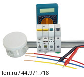 Цифровой мультиметр и автоматический электрический выключатель. Digital multimeter and circuit breakers with wires. Стоковое фото, фотограф Татьяна Д / Фотобанк Лори