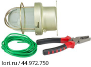 Осветительная лампа с защитным металлическим кожухом на белом фоне. A lighting lamp with a protective metal casing isolated over white background. Стоковое фото, фотограф Татьяна Д / Фотобанк Лори