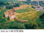 Вид сверху на развалины дворца в Ружанах, Беларусь. Стоковое фото, фотограф Александр Салук / Фотобанк Лори
