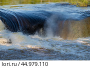 Порог водопада Воицкий падун крупным планом солнечным июльским днем. Карелия (2024 год). Стоковое фото, фотограф Виктор Карасев / Фотобанк Лори