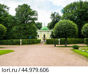 MOSCOW, RUSSIA - AUGUST 5, 2017: The residence of Sheremetevs Kuskovo on a summer day. Museum-estate Kuskovo. Редакционное фото, фотограф Natalia Gdovskaia / Фотобанк Лори