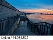 Город Иркутск. Подтопленная Нижняя набережная вечером. Город Иркутск (2024 год). Редакционное фото, фотограф Александр Тараканов / Фотобанк Лори