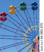 Аттракцион кольцо обозрения на фоне голубого неба. Ferris wheel in the summer morning. Стоковое фото, фотограф Татьяна Д / Фотобанк Лори