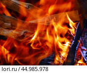 Костровище, горящее полено, пламя и угли. A bonfire, a burning log, flames and coals. Стоковое фото, фотограф Татьяна Д / Фотобанк Лори