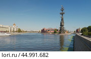 Москва-река в районе Крымской набережной. Памятник Петру Первому, Храм Христа Спасителя, проплывающий теплоход, безоблачное голубое небо. Редакционное видео, видеограф Сергей Никифоров-Гордеев / Фотобанк Лори