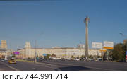 Москва, площадь Гагарина, памятник первому космонавту, автомобильное движение, дорожные указатели и разметка дороги, голубое безоблачное небо, лето. Редакционное видео, видеограф Сергей Никифоров-Гордеев / Фотобанк Лори