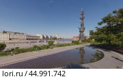 Москва. Памятник Петру Первому на Крымской набережной. По Москве-реке проплывает белый речной прогулочный теплоход. Вдали Храм Христа Спасителя. По набережной гуляют люди. Редакционное видео, видеограф Сергей Никифоров-Гордеев / Фотобанк Лори
