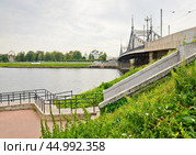 Вид на Путевой дворец, Спасо-Преображенский собор и Староволжский мост. Тверь. Россия. Редакционное фото, фотограф E. O. / Фотобанк Лори