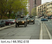 Военный патруль миротворческих сил ООН КФОР в сербской части города Косовская Митровица, Косово (2008 год). Редакционное фото, фотограф Александр Кузнецов / Фотобанк Лори