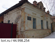 Городская усадьба купца Селянина (флигель). Невьянск, улица Крылова, дом 1 (2019 год). Редакционное фото, фотограф Алексей Иванов / Фотобанк Лори