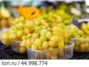 Bunches of kish-mish grapes in the store. Стоковое фото, фотограф Яков Филимонов / Фотобанк Лори