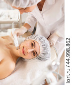 Young woman cosmetologist doing microcurrent procedure to young woman. Стоковое фото, фотограф Яков Филимонов / Фотобанк Лори