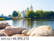 Нилово-Столобенская пустынь — мужской православный монастырь, построенный в 1594 году на Столбном острове Тверской области, Россия. (2024 год). Стоковое фото, фотограф Яна Проничева / Фотобанк Лори