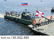 Военный буксирно-моторный катер БМК-15 после перехода длиной 5000км по рекам России, на реке Волга. Волгоград, Центральная набережная, Россия. (2021 год). Редакционное фото, фотограф Андрей Цыганков / Фотобанк Лори