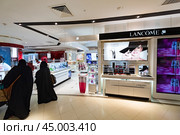 Cosmetics store in Suria KLCC, Kuala Lumpur (2016 год). Редакционное фото, фотограф Александр Подшивалов / Фотобанк Лори