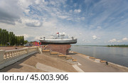 Катер "Герой" на Чкаловской лестнице. Нижний Новгород. Россия (2024 год). Редакционное фото, фотограф Владимир Чинин / Фотобанк Лори