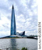 SAINT PETERSBURG, RUSSIA - September 27, 2024: View from the Gulf of Finland to the grandiose 87-story skyscraper Lakhta Center, the tallest in Europe, 462 m, by architect Tony Kettle, on autumn day. Редакционное фото, фотограф Виктория Катьянова / Фотобанк Лори