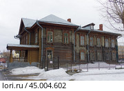 Главный дом купеческой усадьбы Агафуровых. Екатеринбург, улица Сакко и Ванцетти, 28 (2019 год). Редакционное фото, фотограф Алексей Иванов / Фотобанк Лори