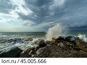 Морские волны бьются о камни на берегу. Стоковое фото, фотограф Ремизова Алла Сергеевна / Фотобанк Лори