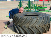 Силовой конкурс "Самый сильный гомельчанин" во время празднования Дня города, Гомель, Беларусь. Кантование шины. Редакционное фото, фотограф Ольга Коцюба / Фотобанк Лори
