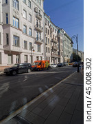 Старые доходные дома на улице Спиридоновка, Москва. Вид от пересечения со Вспольным и Ермолаевским переулками в сторону центнра города. Солнечный день в сентябре. Редакционное фото, фотограф Сергей Рыбин / Фотобанк Лори