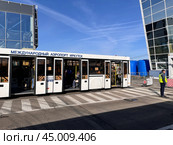 IRKUTSK, RUSSIA - September 13, 2024: Irkutsk International Airport on sunny autumn day. Passengers waiting in bus to board the airplane. Редакционное фото, фотограф Виктория Катьянова / Фотобанк Лори