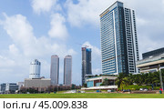 Colombo downtown street view with skyscrapers, Sri Lanka (2021 год). Редакционное фото, фотограф EugeneSergeev / Фотобанк Лори