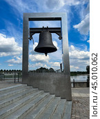 Франкфурт-на-Одере, Германия - 2 сентября 2003 г.: Колокол мира. Надпись на колоколе: "Мир и дружба со всеми народами". Frankfurt (Oder), Germany - September 2, 2003:Friedensglocke (Peace Bell). The inscription on the bell is "Friede und Freundschaft mit allen Völkern". Редакционное фото, фотограф Александр Рыбалка / Фотобанк Лори