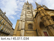 Architecture of Bayonne city. High medieval cathedral / Gothic facade of Sainte-Marie and residential houses nearby. Touristic concept in Nouvelle Aquitaine. Closing touristic season. (2019 год). Стоковое фото, фотограф YuryKara / Фотобанк Лори