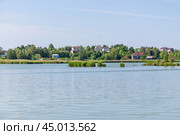 Деревня на берегу реки (2019 год). Редакционное фото, фотограф Алёшина Оксана / Фотобанк Лори