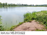 Место для рыбалки на берегу реки Сестры (2019 год). Редакционное фото, фотограф Алёшина Оксана / Фотобанк Лори